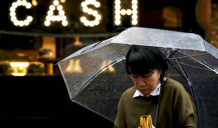Zukünftig noch weniger in der Geldbörse? Fußgängerin in Japans H...