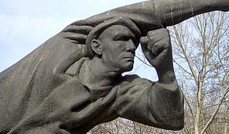 Spanienkämpferdenkmal im Volkspark Berlin-Friedrichshain Spanienkämpferdenkmal im Volkspark Berlin-Friedrichshain