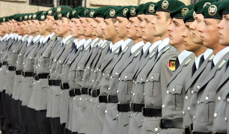 Mal wieder in Reih und Glied stehen: Die Bundesregierung schließ... Mal wieder in Reih und Glied stehen: Die Bundesregierung schließ...
