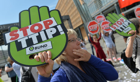 Hände weg vom Sozialstaat. Mittels TTIP und CETA können private ... Hände weg vom Sozialstaat. Mittels TTIP und CETA können private ...