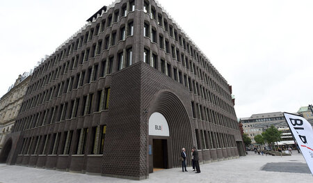 Personen vor dem Kundeneingang zum neuen Gebäude der Bremer Land... Personen vor dem Kundeneingang zum neuen Gebäude der Bremer Land...