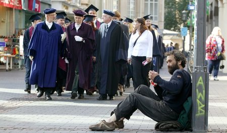 Bildung verkümmert zu ökonomisch verwertbarem Wissen, die Spaltu...