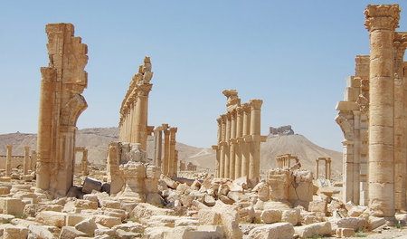 Spur der Verwüstung: Auch der Triumphbogen in Palmyra wurde von ...