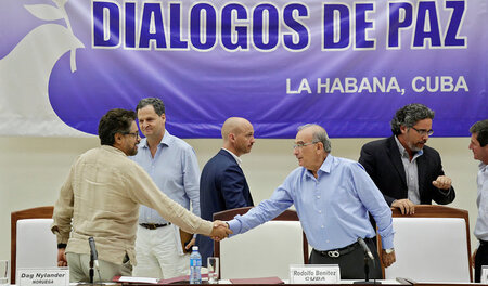 FARC-Comandante Iván Márquez (links) und Bogotás Chefunterhändle...