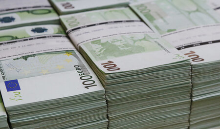 Die Banknoten stapeln sich im Staatshaushalt