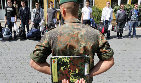 Die Freiwilligen reichen nicht, die Bundeswehr könnte erneut auf...