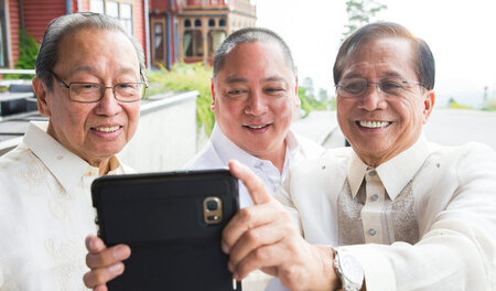 Erinnerungsfoto: Jose Maria Sison, Joey Fornier und Jesus Dureza...