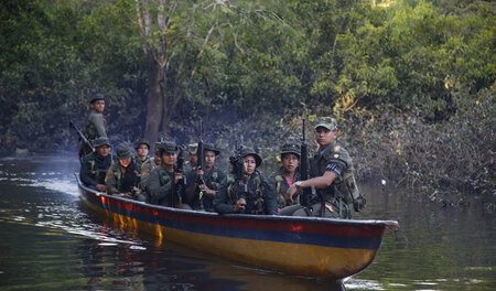 Guerilleros der FARC patrouillieren am 11. August auf dem Mecaya...