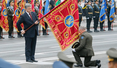 Im patriotischen Taumel: Präsident Poroschenko überreicht einem ...
