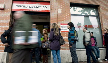 Junge Leute vor der Arbeitsagentur Alcala de Henares nahe der sp...