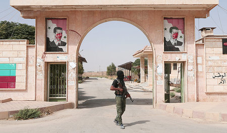 Ein Kämpfer der kurdischen Volksverteidungskräften in Hasaka (21...