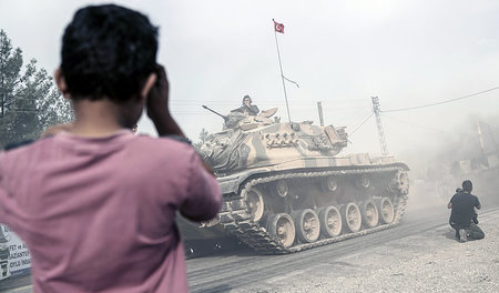 Türkische Panzer am Donnerstag in Karkamis auf dem Weg nach Syri...
