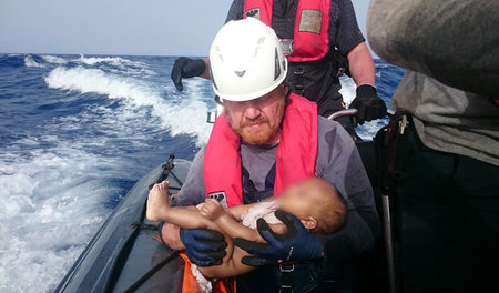 Ein Mitarbeiter von »Sea Watch« in einem Schlauchboot auf dem Mi...