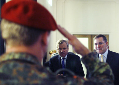 Verteidigungsminister Franz Josef Jung (r.); NATO-Generalsekretä... Verteidigungsminister Franz Josef Jung (r.); NATO-Generalsekretä...