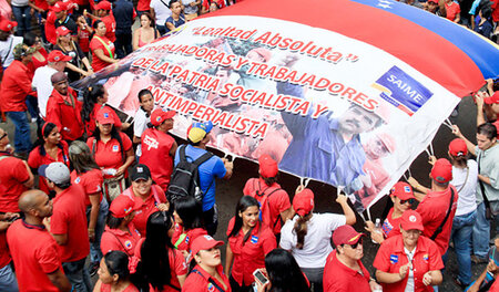 Arbeiter versprechen am Samstag in Caracas ihrem »sozialistische...