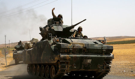 Türkische Panzer im Grenzgebiet zu Syrien