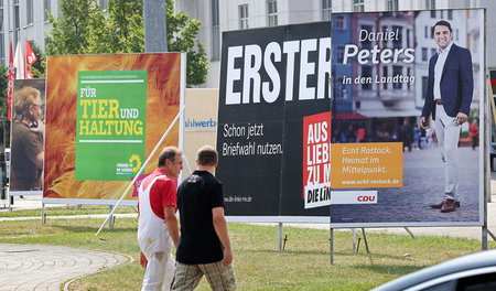 Hier ist noch alles heile: Wahlplakate vor dem Rostocker Bahnhof...