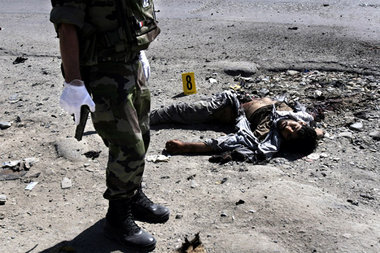 Kabul, 2. Oktober 2006: Ein französischer Soldat vor dem Leichna... Kabul, 2. Oktober 2006: Ein französischer Soldat vor dem Leichna...