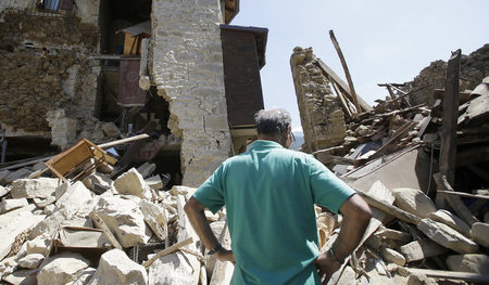 Ein Mann steht am Sonnabend in Villa San Lorenzo bei Amatrice vo...