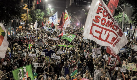 Die Proteste gegen den rechten Putsch tragen auch die Handschrif...