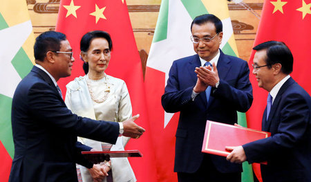 Myanmars Außenministerin Aung San Suu Kyi (2. von links) und Chi...