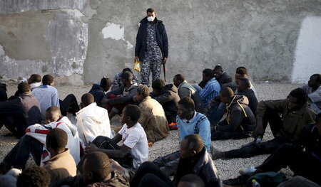 Hilfstruppe der EU: Ein libyscher Polizist bewacht im März 2015 ...