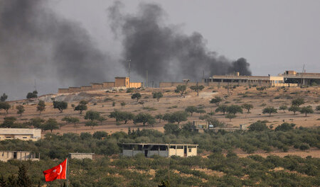 Stadt unter Feuer: Rauchwolken über der syrischen Grenzstadt Dsc...