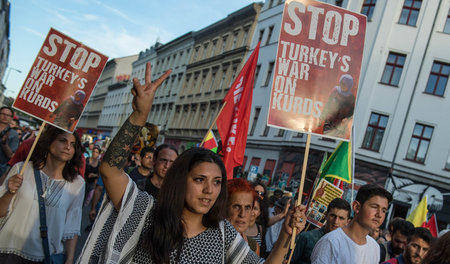 »Stoppt den Krieg der Türkei gegen die Kurden«: Proteste gegen d...