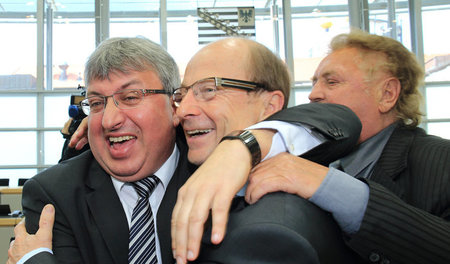 Gerade gewählt, schon wieder weg: Hardy-Peter Güssau (CDU,l) am ...