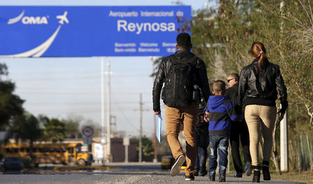 Kubanische Migranten am Flughafen von Reynosa in Mexiko am 17. J...
