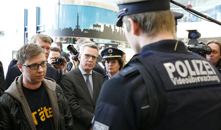 Vieles bleibt im dunkeln: de Maizière zwischen »Täter« und Überw...