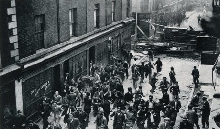 London, Cable Street, 4. Oktober 1936: Polizei geht an einer Bar...