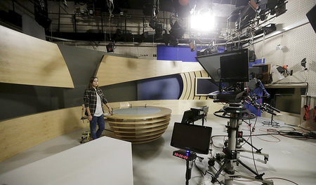 Fernsehstudios wie dieses sind das natürliche Biotop der mediale...