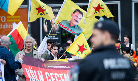 Kurdisch-internationale Demonstration im April in Köln. Die Fahn...