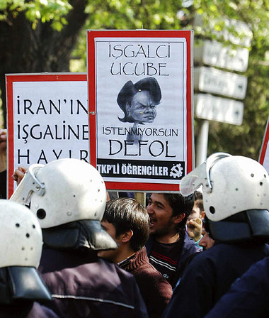 "Besatzer raus", "Kein Angriff auf Iran" - Proteste gegen Rice i...