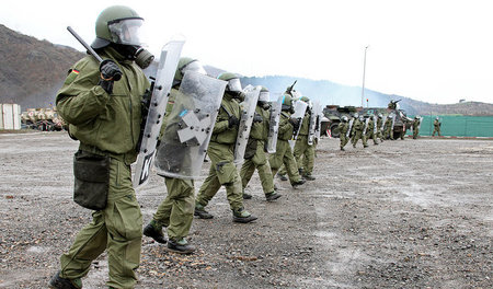 Soldaten des deutschen Kosovo-Einsatzkontingents KFOR bei einer ...