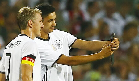 Noch einmal recht freundlich, bitte: Bastian Schweinsteiger ganz...