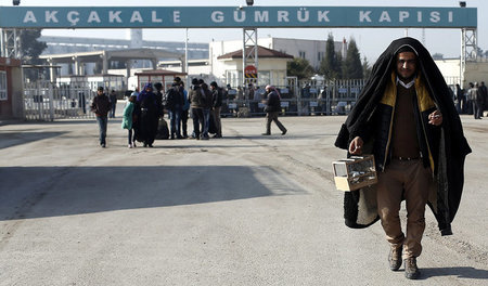 Über türkischen Grenzposten Akcakale wurden Chemikalien für Bau ...