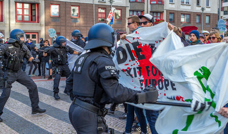 Polizisten versuchten, die Demonstranten vom Bundesfinanzministe...