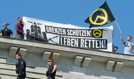 Berlin, 27. August: »Identitäre« auf dem Brandenburger Tor mit z...