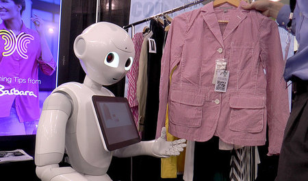 San José (USA), 28. September 2015: Ein Roboter als Modeberater ...