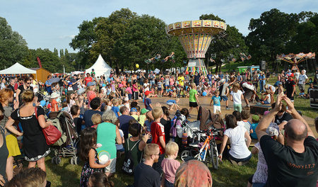 Hochprofessionell sind hier die Karussells, auf denen sich tagsü...