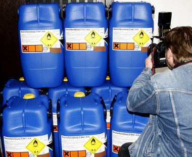 Beschlagnahmte Kanister mit Wasserstoffperoxid, Karlsruhe, 5.Sep... Beschlagnahmte Kanister mit Wasserstoffperoxid, Karlsruhe, 5.Sep...