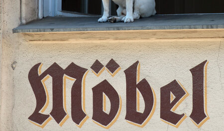 Ein Tisch, vier Stühle, ein Bett und vielleicht noch eine Nachtt...