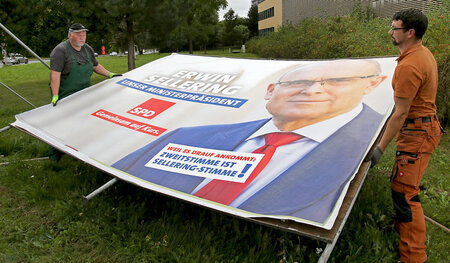 Alter und neuer Ministerpräsident Erwin Sellering: Abtransport v...