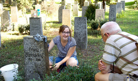 Auf dem Friedhof Berlin-Friedrichsfelde am 25. August: Eva aus S...