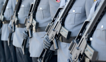 »Der Bundeswehr jetzt noch mehr Geld zu geben, schafft mehr Sich...