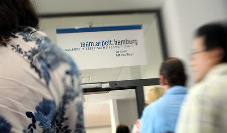 Erfolgsmeldungen garantiert: Schlange vor Hamburger Jobcenter