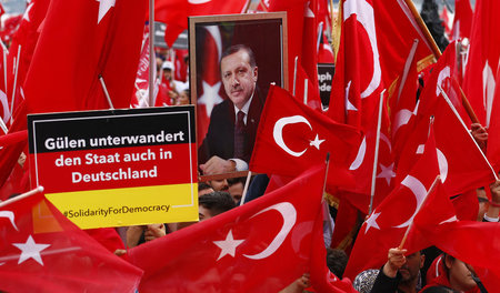 Körperverletzung, Nötigung, Sachbeschädigung: Erdogan-Anhänger g...