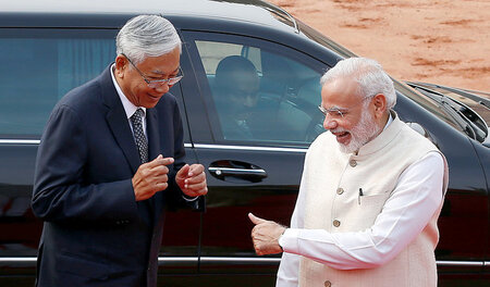 Myanmars Präsident Htin Kyaw (l.) mit Indiens Premierminister Na...
